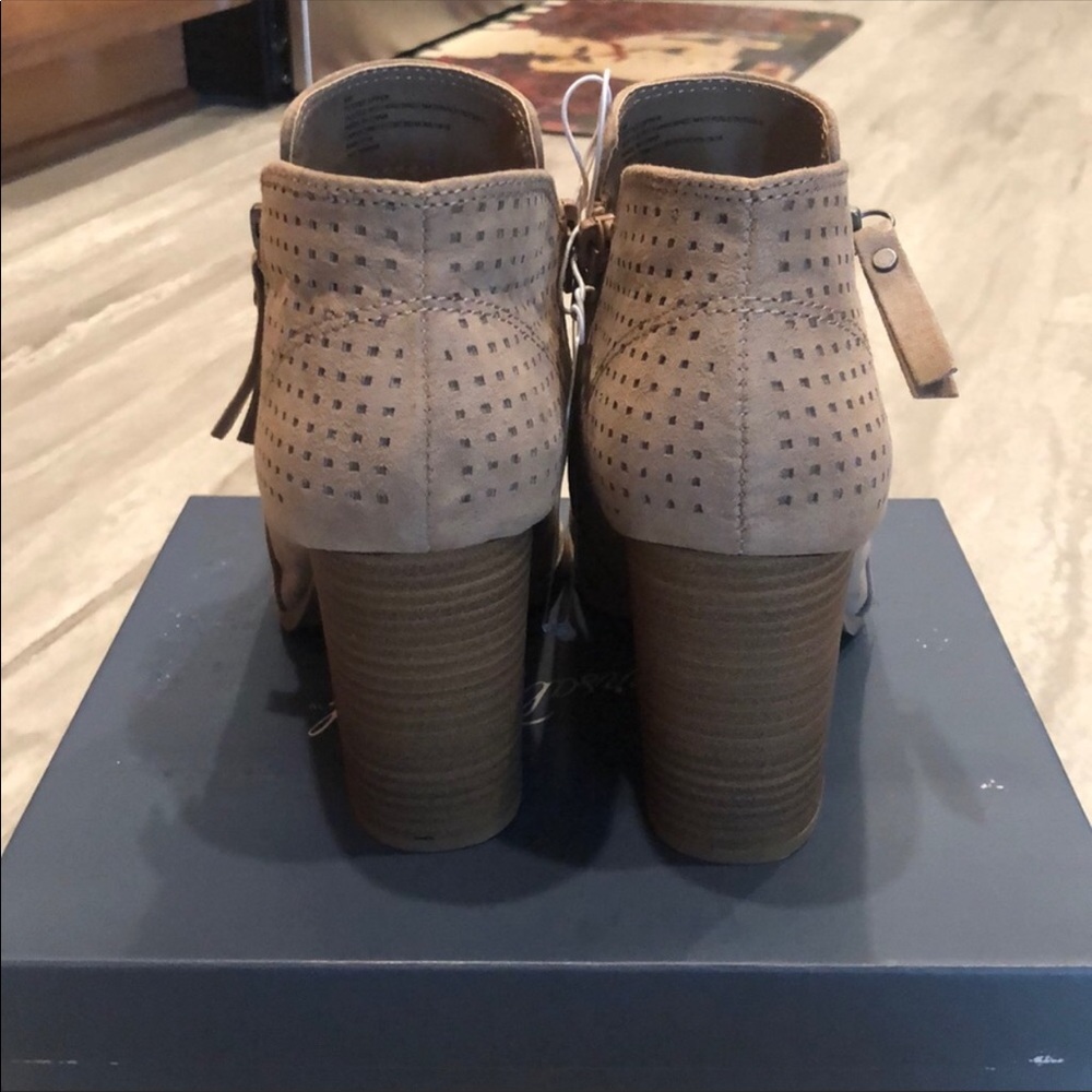 Universal Thread Booties - Picture 4 of 5